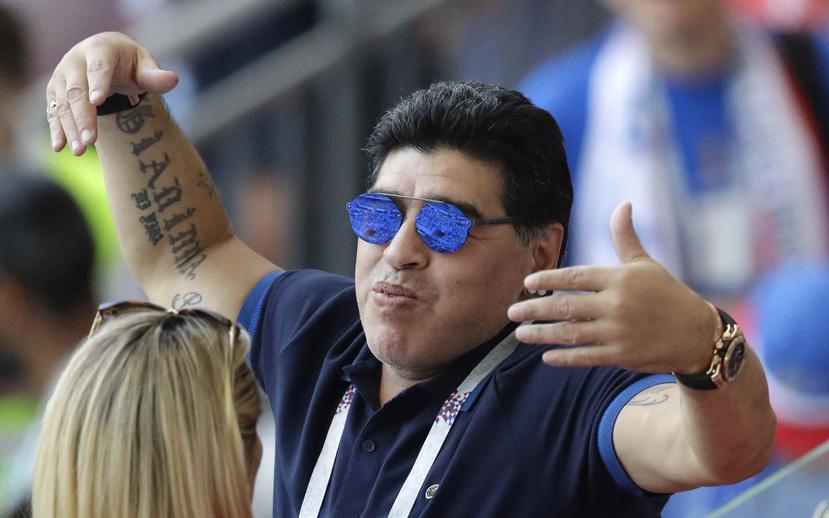 Maradona en las gradas durante el partido entre Argentina y Francia en los octavos de final. (AP)