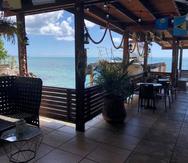 La vista del restaurante Gato Negro invita a pasar un momento relajado saboreando manjares frescos del mar.