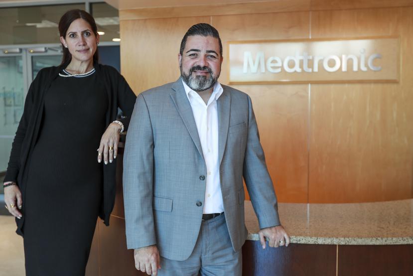 Anthony Ruiz, director senior de finanzas y filantropía de la corporación junto a Mara Cardona, directora senior de manufactura.