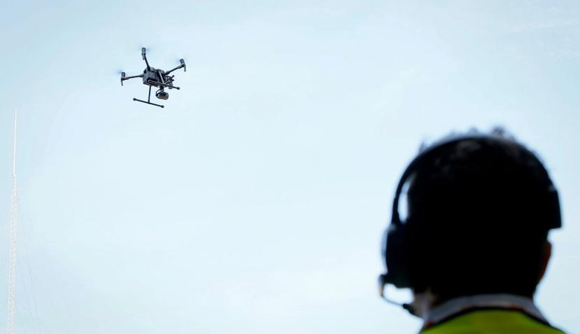 El dron es capaz de volar a una velocidad máxima de 33 millas por hora y transportar hasta 4.4 libras de peso. (EFE)