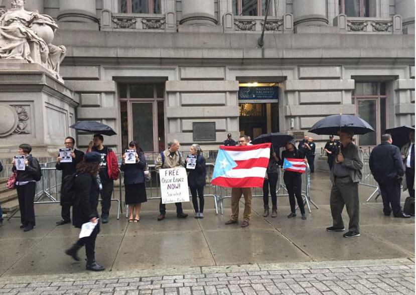 Con banderas de Puerto Rico y fotos de los miembros de la junta, los manifestantes expresaron además su respaldo a la independencia de la Isla.