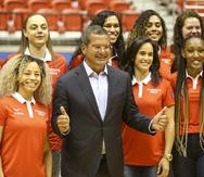La Selección Nacional femenina de baloncesto posa con el gobernador, Pedro Pierluisi, durante la conferencia de prensa de la AmeriCup en el coliseo Roberto Clemente.