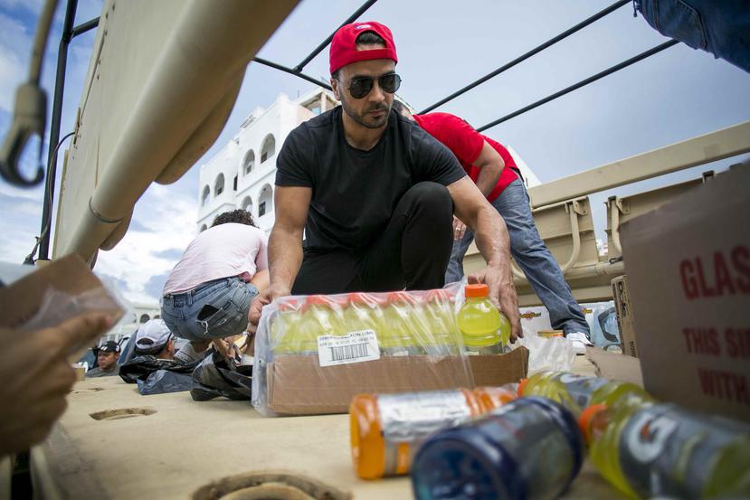 Fonsi ha visitado a Puerto Rico varias veces después del paso del huracán María donando cientos de suministros a diferentes comunidades.