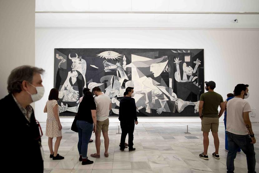 Visitantes contemplan el cuadro "Guernica" de Picasso en el Museo Reina Sodía de Madrid. (AP)