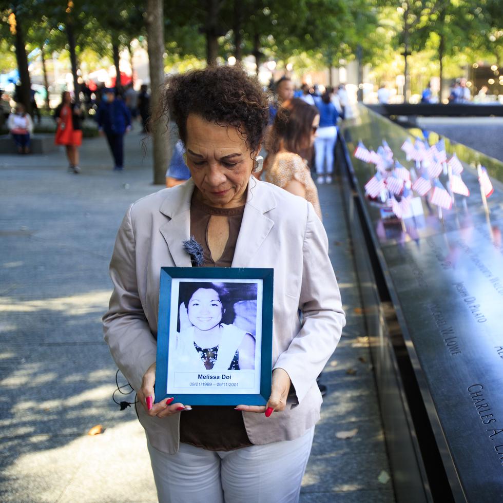 La puertorriqueña Carmen Cruz habló con El Nuevo Día frente al área en la que aparece el nombre de Melissa Cándida Doi Alderete, a quien consideraba como una sobrina, en el monumento conmemorativo de las víctimas del 9/11 en Nueva York.