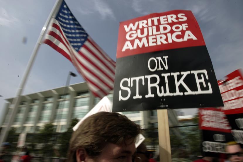 El Sindicato de Guionistas de Estados Unidos (WGA, por sus siglas en inglés)  declaró que sus miembros iniciarán una huelga en toda la industria por primera vez desde 2007, lo que podría tener consecuencias generalizadas en Hollywood.