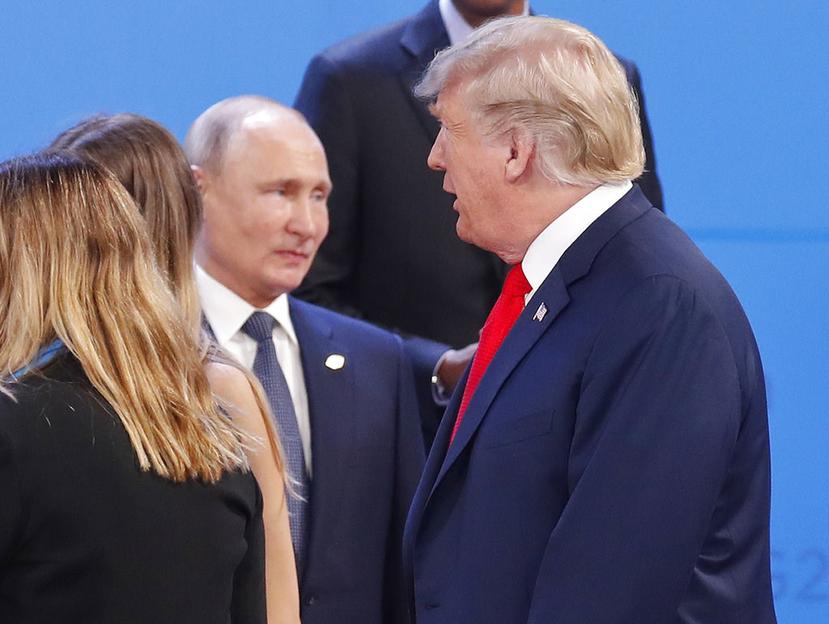 Vladimir Putin (i) y Donald Trump (d) se cruzaron en la cumbre del G20, en Buenos Aires, Argentina. (AP)