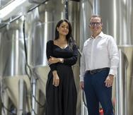 Camila Fuster y Alejandro Ballester, gerente general  y socio de Old Harbor Brewery, respectivamente, quienes buscan impulsar a emprendedores cerveceros de Puerto Rico.