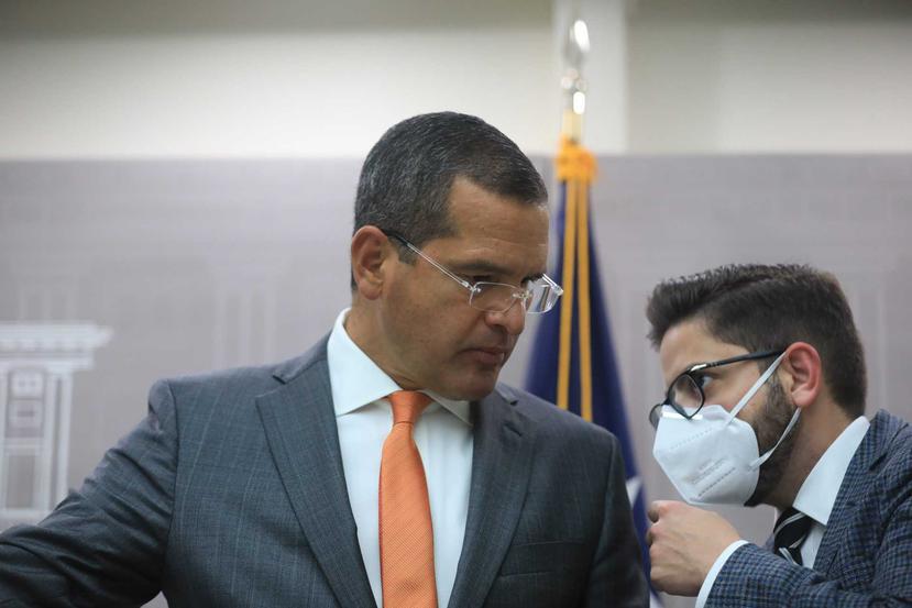 El gobernador Pierluisi junto al secretario de Hacienda, Francisco Parés, en imagen de marzo de este año.