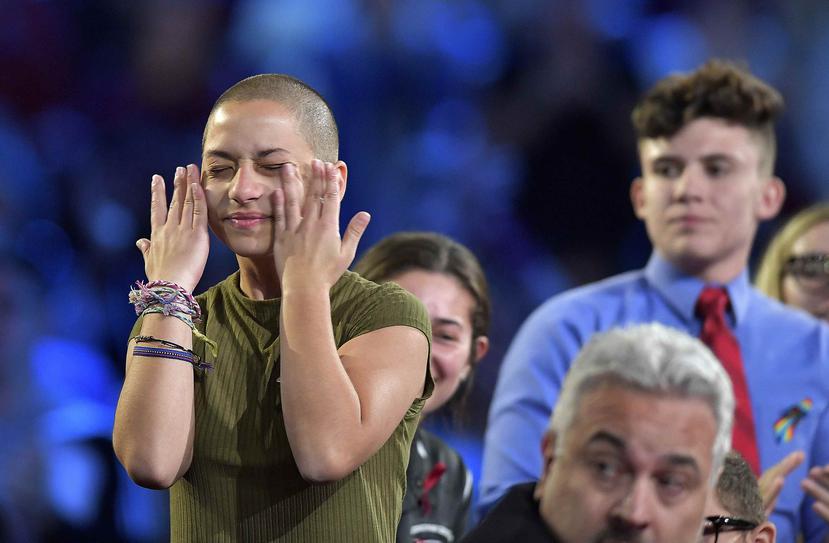 La estudiante Emma Gonzalez, de la Escuela Secundaria Marjory Stoneman Douglas, se seca las lágrimas durante una asamblea. (AP)