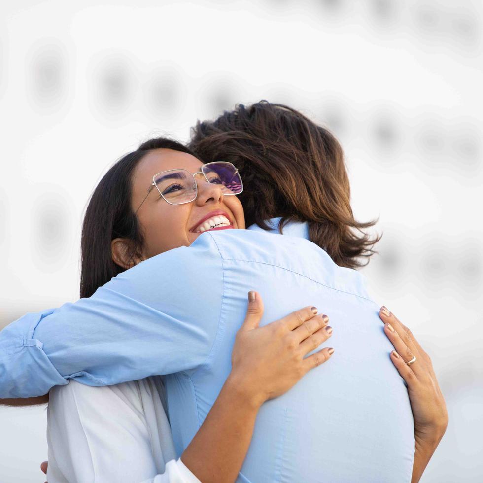 El contacto interpersonal se está convirtiendo en un tema importante en el estudio de las relaciones entre adultos. (Shutterstock)