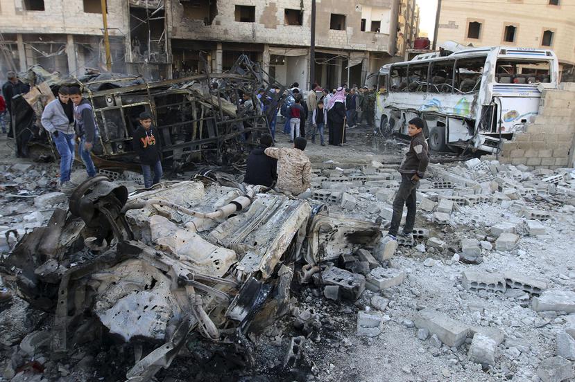 Ataques como el de hoy se repiten constantemente, en la foto una explosión de coche bomba ocurrida el domingo en la localidad de Sayyda Zeinab en Damasco. (AP)