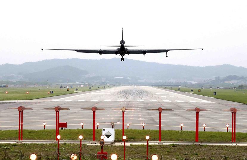 Un avión espía U-2 de la Fuerza Aérea de Estados Unidos se prepara para aterrizar en Corea del Sur durante las maniobras militares conjuntas entre Estados Unidos y Corea del Sur, en Pyeongtaek, Corea del Sur. (Kwon Joon-woo/Yonhap via AP)