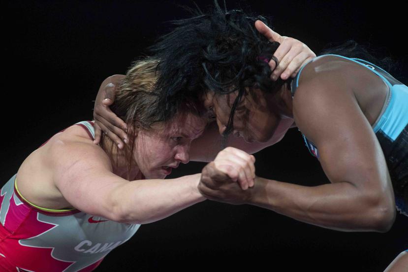 La canadiense Erica Wiebe (izquierda) sujeta a la cubana Milaimys Marín durante un combate de la división de 76 kg femenino en el torneo eliminatorio Panamericano de lucha. (AP)
