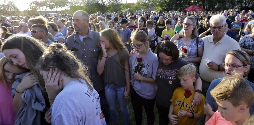 La comunidad se reúne durante una vigilia de oración después del tiroteo en Santa Fe High School en Santa Fe, Texas, el viernes, 18 de mayo de 2018. (AP / David J. Phillip)
