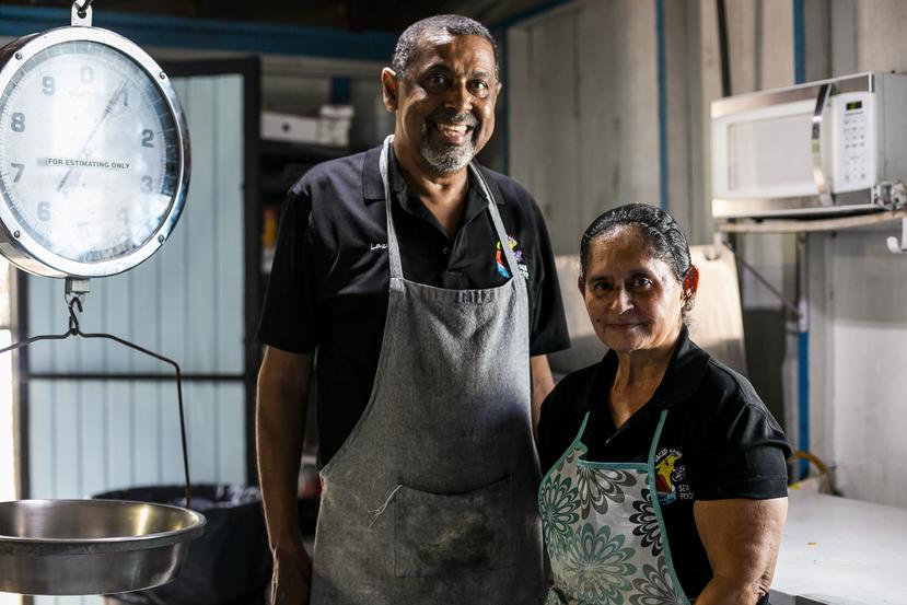 El propietario del restaurante Racar Seafood,  Justino Cruz, junto a Mary Gómez, quien tiene a cargo la elaboración de las cerca de dos mil arepas que venden semanalmente.