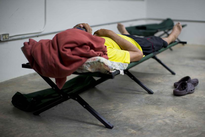 Un refugiado descansa en la escuela superior Dr. Juan J. Osuna en Caguas.