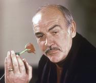 Sean Connery sostiene una rosa mientras habla de su nueva película "The Name of the Rose" en el 1987. El actor murió hoy, sábado.