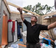 David Vélez muestras las áreas sin techo de su hogar.