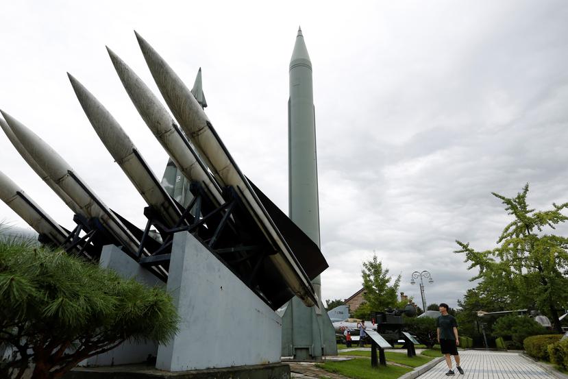 Un surcoreano contempla un misil balístico táctico Scud-B norcoreano que se expone en el Museo Conmemorativo de la Guerra de Corea, en Seúl, Corea del Sur.