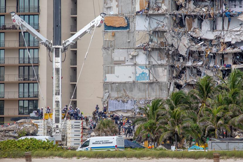 Vista de las labores de rescate en el edificio Champlain Towers de Surfside, Florida, este 29 de junio de 2021.