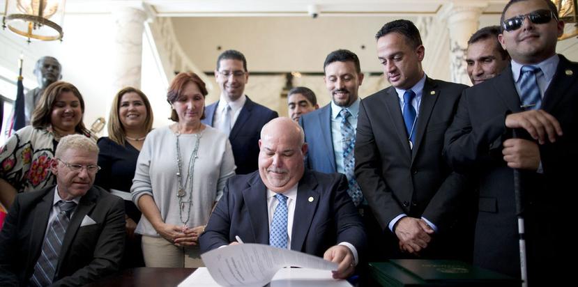 Méndez firmó el acuerdo esta mañana en el Capitolio.