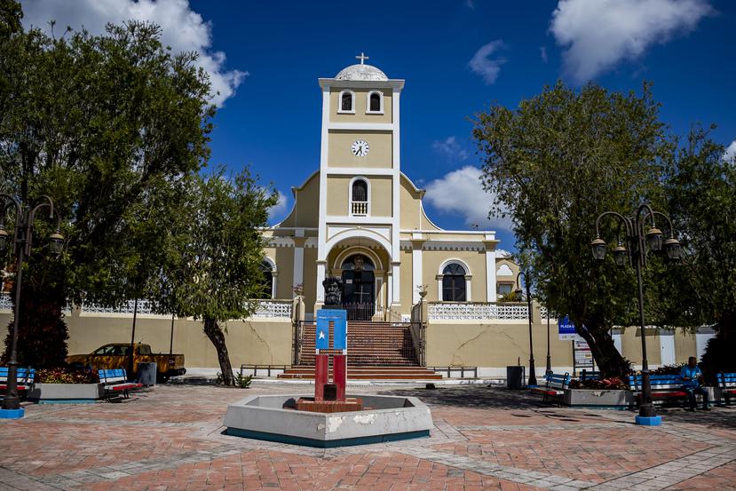 Parroquia San José y parte de la plaza pública de Lares