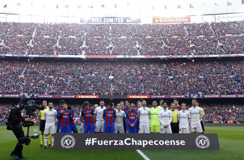 Ambos equipos lo guardaron entremezclados en el centro del campo por detrás de una pancarta en la que se leía "#FuerzaChapecoense". (EFE)