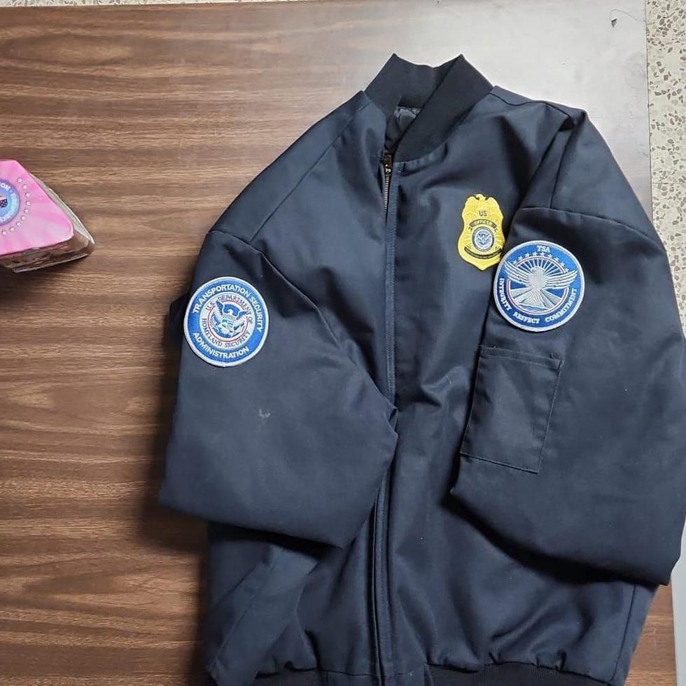 Durante el allanamiento en Toa Alta, los policías también hallaron un abrigo que tiene unos parchos con logos de agencias federales de ley y orden.