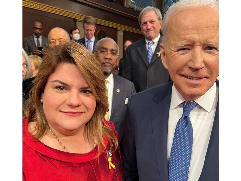 La comisionada residente, Jenniffer González, posa para una foto junto al presidente Joe Biden.