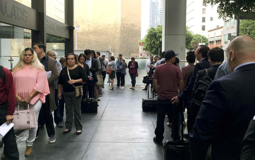 Inmigrantes a la espera de sus audiencias en los tribunales de inmigración de Los Ángeles. (AP)