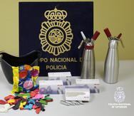 Fotografía cedida por la Policía Nacional de España de 108 cápsulas plateadas de óxido nitroso, dos sifones y numerosos globos.