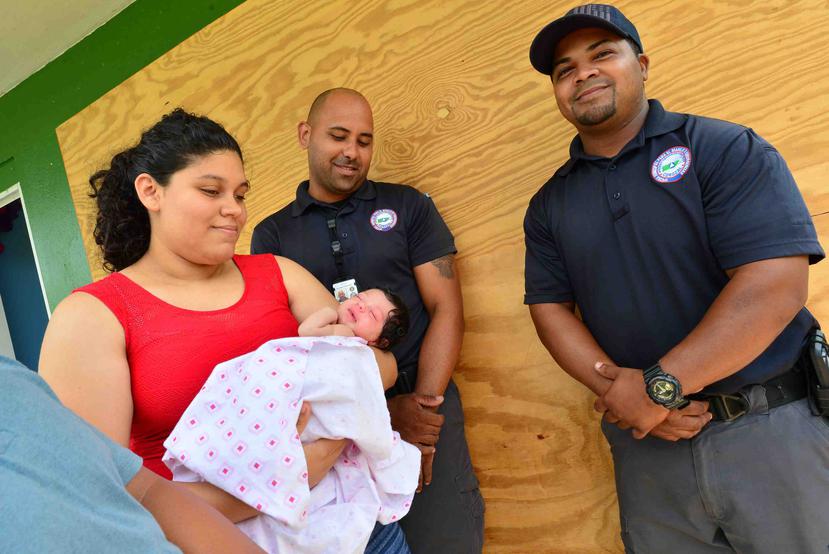 Leishka Colón Albaladejo dio a luz a Kamila Crystal gracias a la ayuda de Alejandro Apolinaris (izq.), Francisco Ortiz (der.) y muchos de los vecinos de la comunidad.