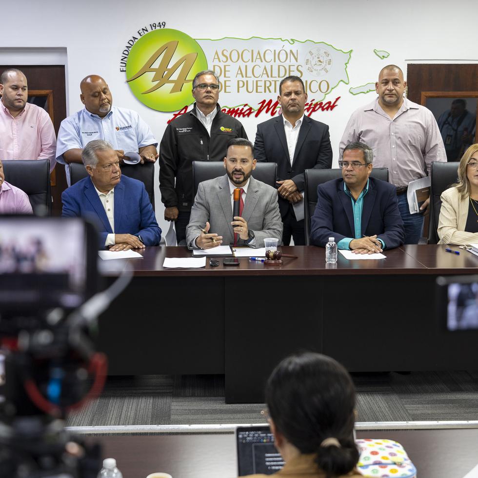 Al hacer su reclamo, el presidente de la Asociación de Alcaldes, Luis Javier Hernández, al centro, estuvo acompañado de otros ejecutivos municipales del PPD.