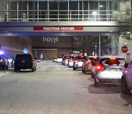 Personas se retiran en sus vehículos tras un tiroteo en el Mall of America, el centro comercial más grande de Estados Unidos, en Bloomington, Minnesota, el viernes 23 de diciembre de 2022.