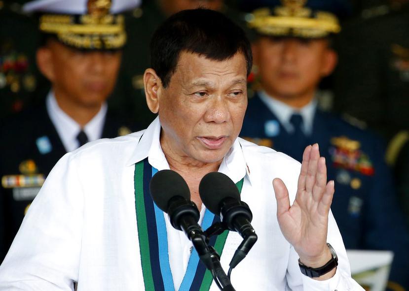 El presidente de Filipinas, Rodrigo Duterte, se dirige a las tropas durante la 82da celebración de aniversario de las Fuerzas Armadas de Filipinas en Quezon, un suburbio de Manila, Filipinas. (AP / Bullit Marquez).