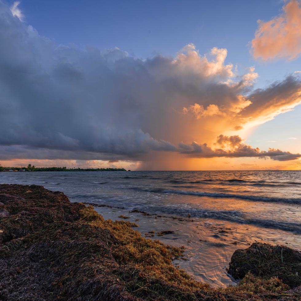 Una "explosión" de nubes es bañada por los rayos del Sol durante un atardecer en la playa Los Machos.