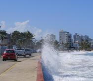 Una fuerte marejada azota al área de Ocean Park.