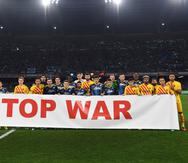 Nápoles y Barcelona posan juntos con una pancarta que lee "Paren la guerra"