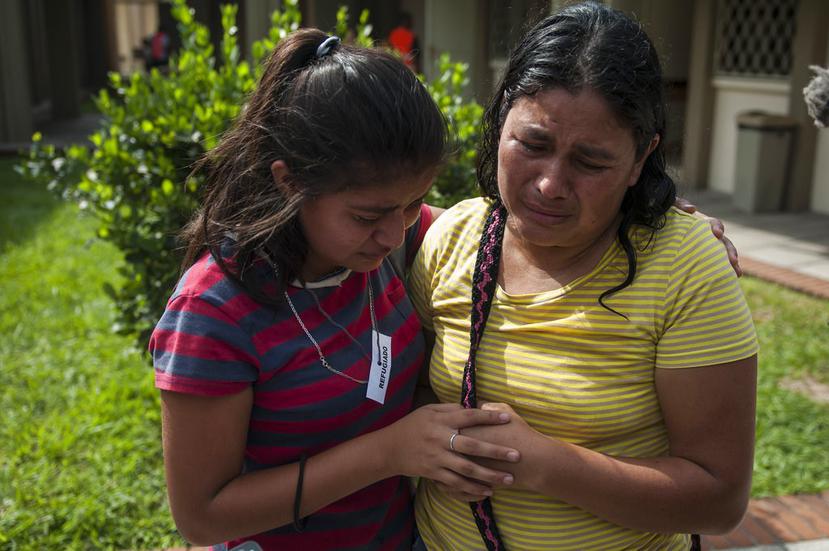 Lilian Hernández (derecha) teme que sus 36 familiares estén sepultados tras la erupción del Volcán de Fuego en Guatemala (AP).