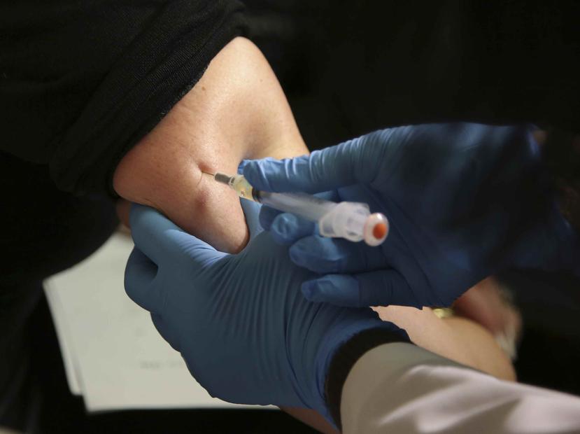 Una mujer es vacunada contra el sarampión en Pomona, Nueva York. (AP)