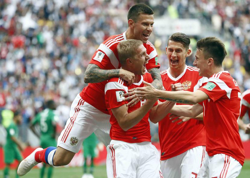 Yury Gazinsky celebra el primer gol del Mundial con sus compañeros. (AP)