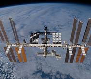 La Estacion Espacial es un laboratorio que orbita la Tierra a unos 400 kilómetros de altura desde la Tierra.