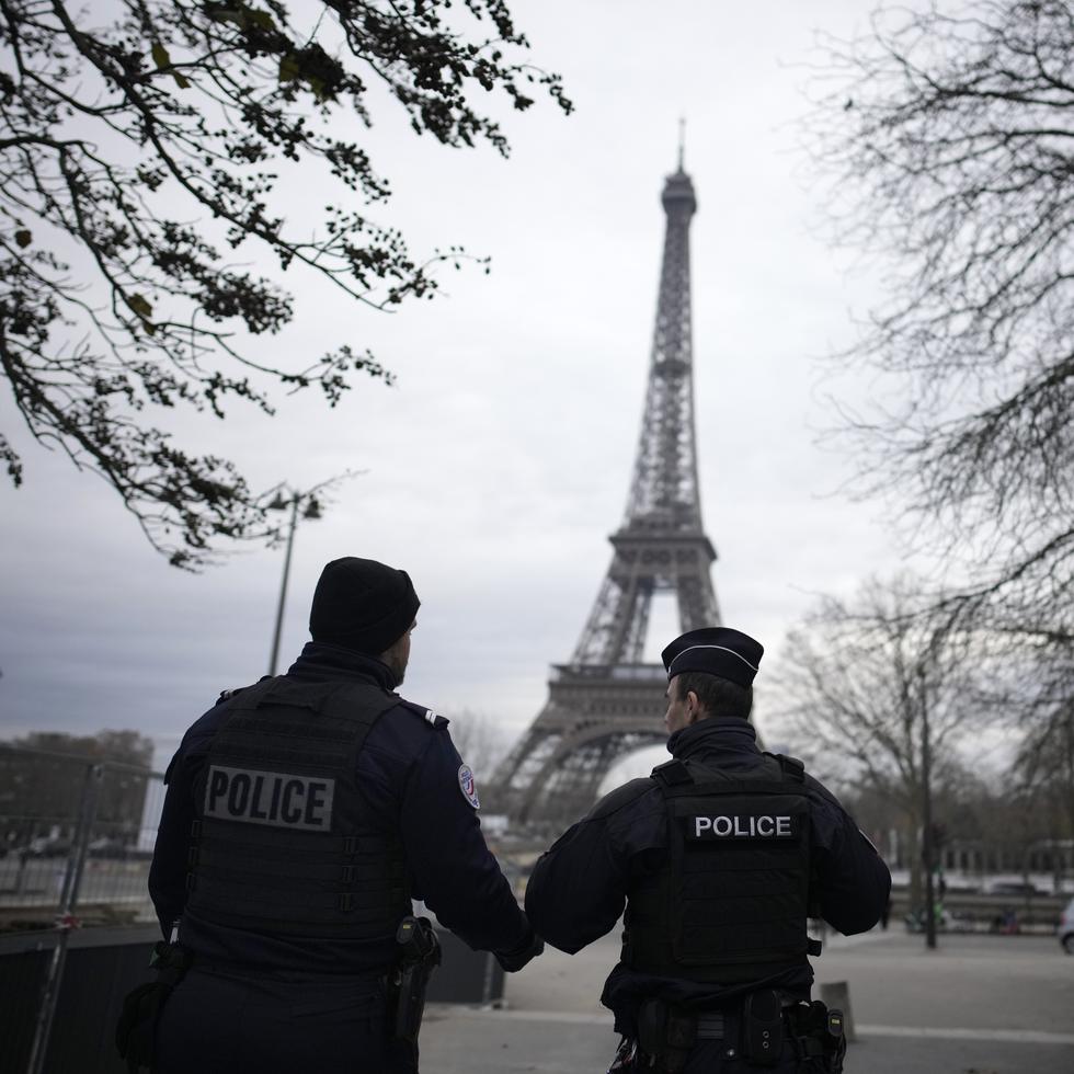 Policías vigilan la zona cercana de la torre Eiffel luego que un hombre de 25 años matara a un turista e hiriera a otras dos personas en una calle aledaña en la noche del sábado.