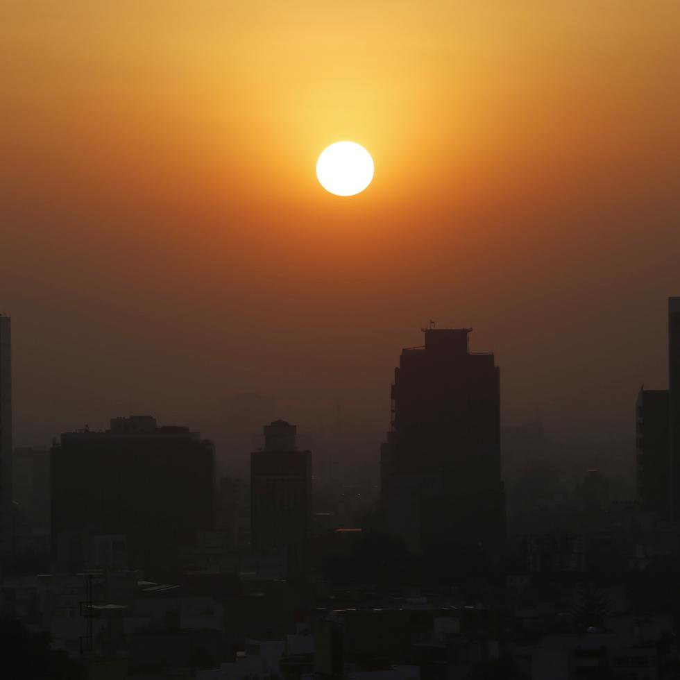 En esta foto del 20 de febrero del 2020, el sol se alza entre el smog de la Ciudad de México. Cinco años después de un histórico en París, los líderes mundiales se reúnen de nuevo para aumentar sus esfuerzos contra el calentamiento global. (AP Foto/Marco Ugarte)