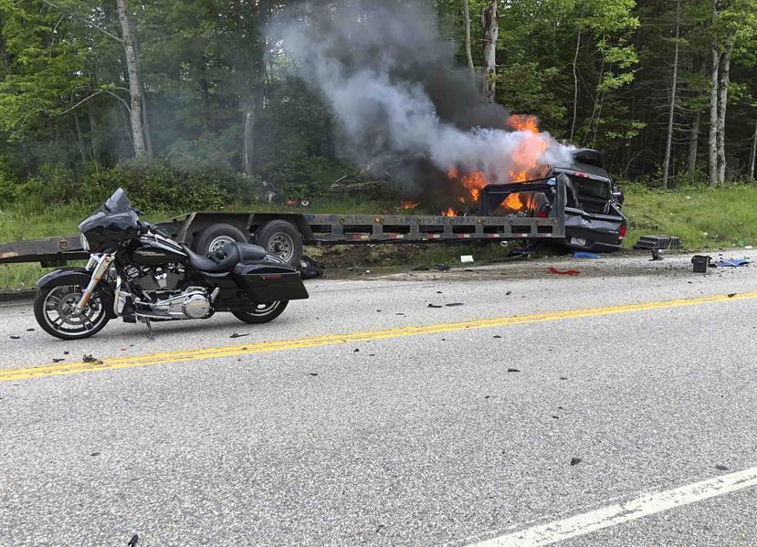 La foto provista por Miranda Thompson muestra la escena del choque de una camioneta con varias motocicletas en un camino rural en Randolph, Nuevo Hampshire, 21 de junio de 2019. (Miranda Thompson via AP)