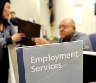 Una mujer recibe ayuda en la oficina de desempleo de Nueva York. (Agencia EFE)