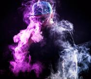 Vapear consiste en inhalar vapores creados por el calentamiento a alta temperatura de un líquido dentro del cigarrillo electrónico. (Shutterstock)