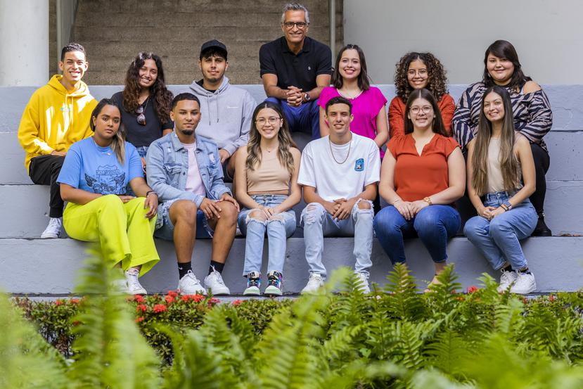 Los estudiantes de periodismo de la Universidad del Sagrado Corazón, en Santurce, junto su profesor Luis Alberto Ferré Rangel.
