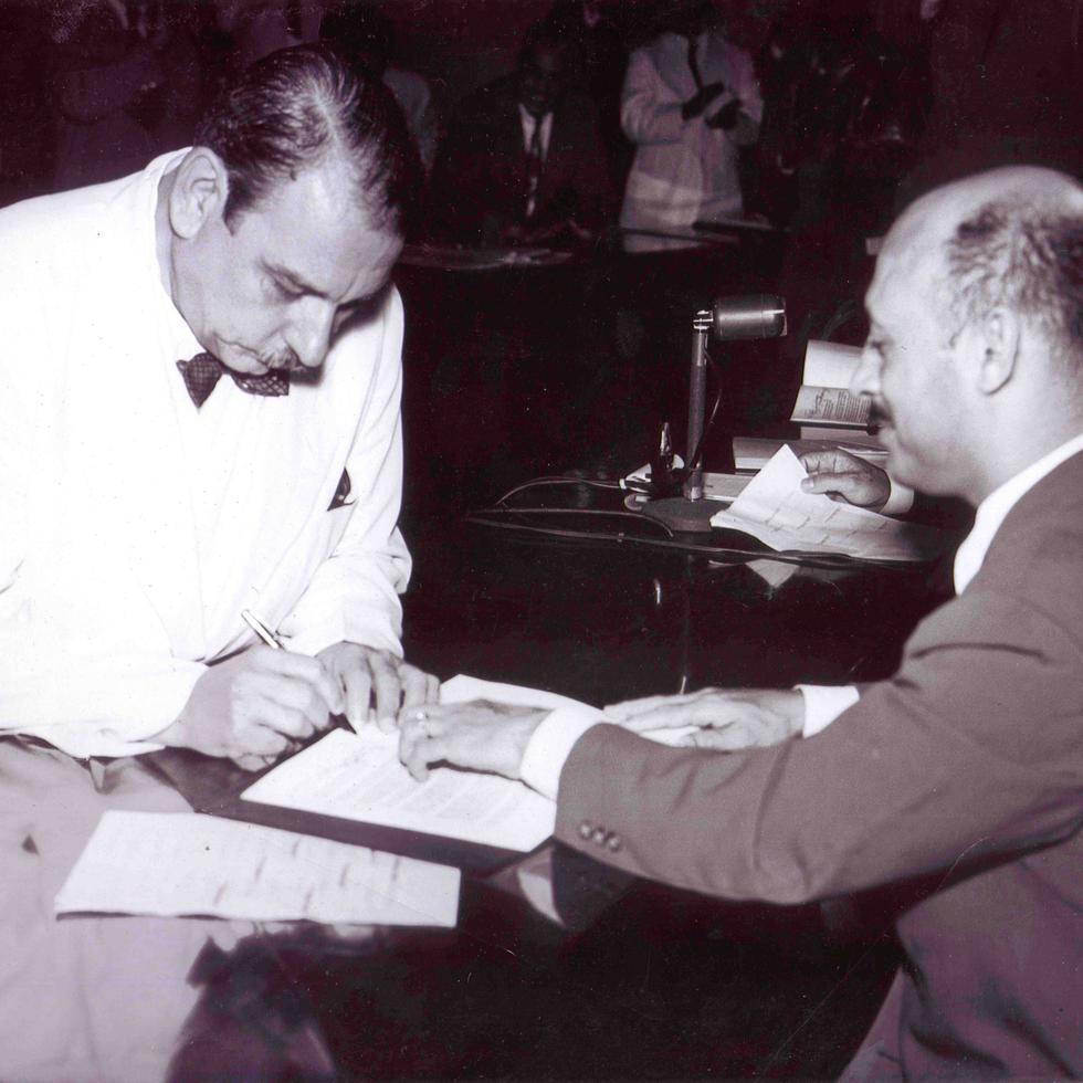 Luis Muñoz Marín firma la Constitución de Puerto Rico en 1952